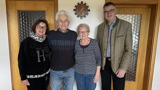 Bürgermeister Hans Prechtl (rechts) und seine Gattin Irmgard (links) gratulierten Xaver Hausmann zu seinem 95. Geburtstag. Mit im Bild seine Gattin Maria, mit der er seit 61 Jahren verheiratet ist.