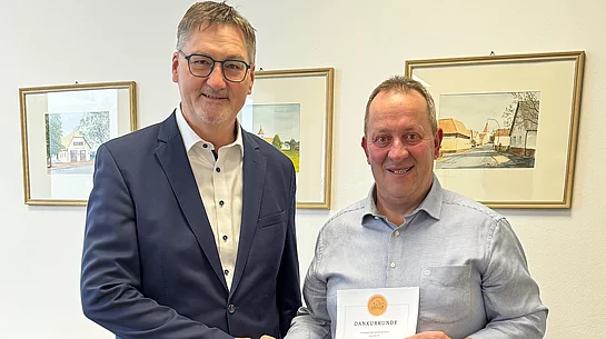 Bürgermeister Hans Prechtl (l.) gratuliert Jubilar Edelbert Schmal